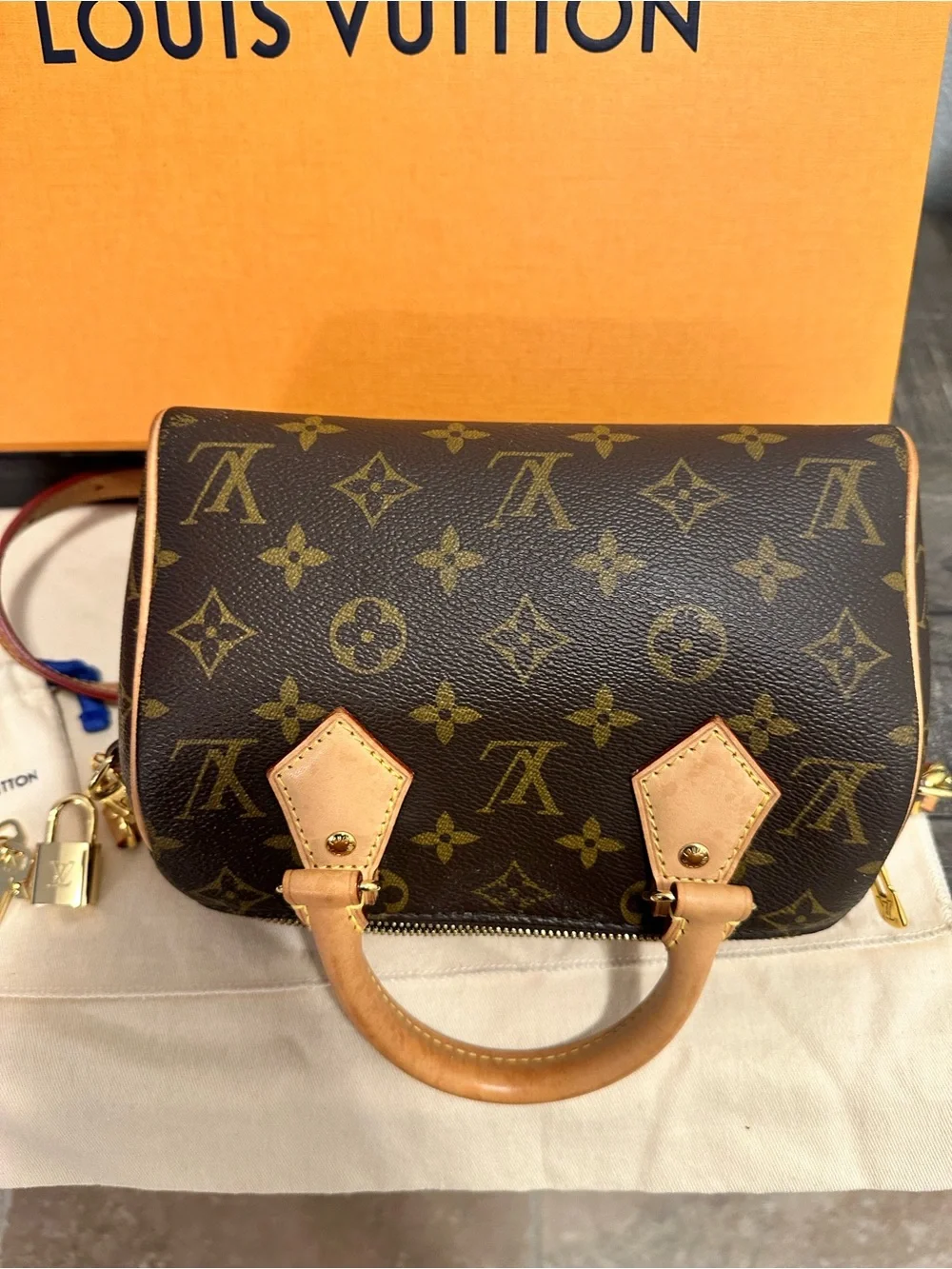 Louis Vuitton Monogram Canvas Speedy Bandoulière 20 - Picture 9 of 16
